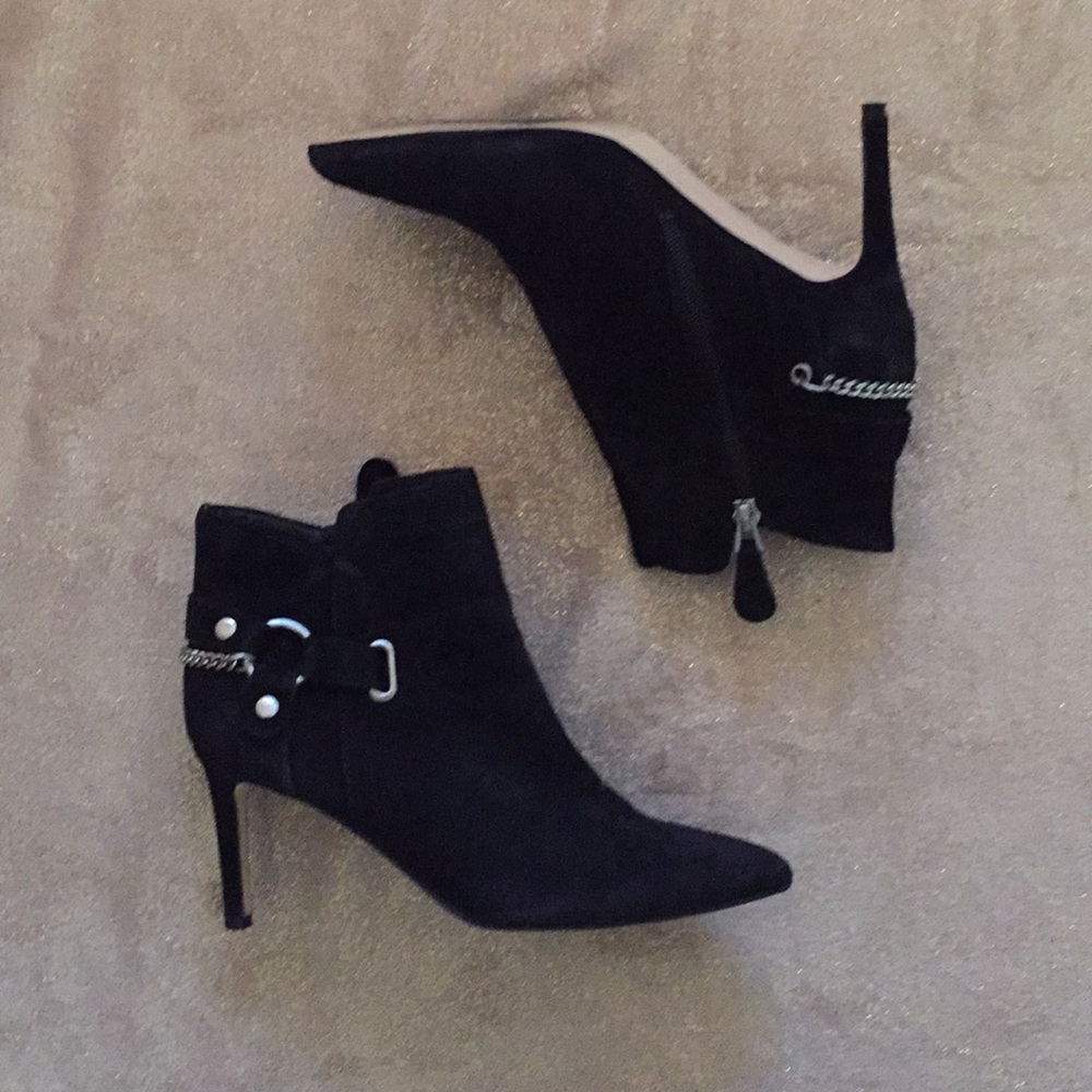 🚨SOLD 🚨Guess Black Suede Ankle Booties